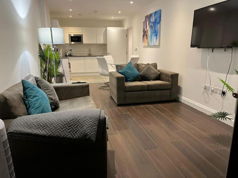 Spacious, Bright & Modern 1 & 2 Bed Apartments At Sligo House - Central Watford 왓퍼드 외부 사진